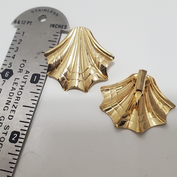 Gold tone Fan/ SeaShell Earrings.Vintage 🌴 - Picture 4 of 4